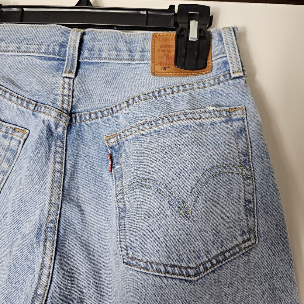 Levi's 501 Women's Size 28 Distressed Light Wash Frayed Raw Hem Cropped 26" - Picture 6 of 8
